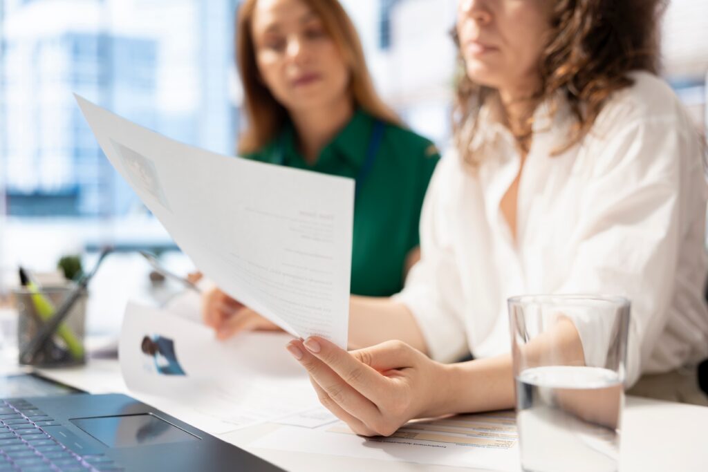 recruiters browsing resumes evaluating applicants 1 - „Wspieramy każdego w odkrywaniu i rozwijaniu swojego potencjału, by żyć pełnią życia”