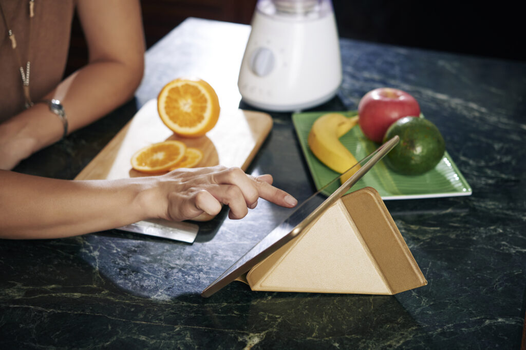 cooking smoothie with fresh fruits - „Wspieramy każdego w odkrywaniu i rozwijaniu swojego potencjału, by żyć pełnią życia”