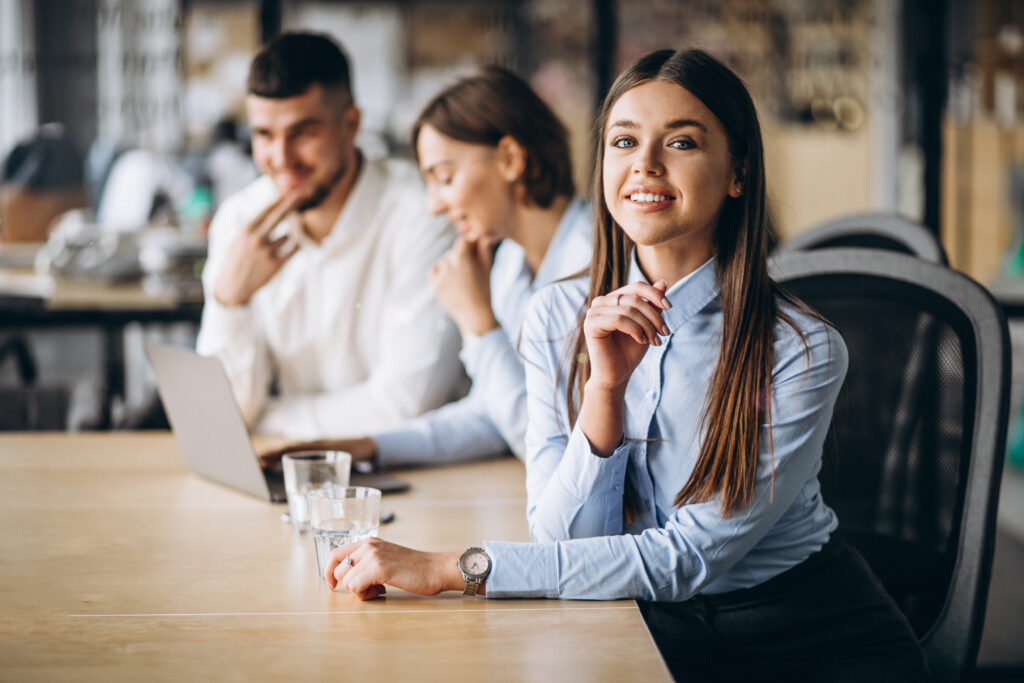 group people working out business plan office - „Wspieramy każdego w odkrywaniu i rozwijaniu swojego potencjału, by żyć pełnią życia”