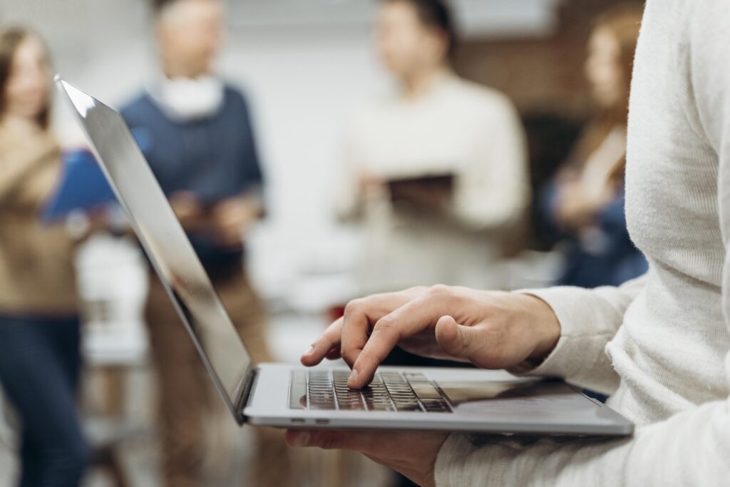 man working laptop while standing — kopia - „Wspieramy każdego w odkrywaniu i rozwijaniu swojego potencjału, by żyć pełnią życia”