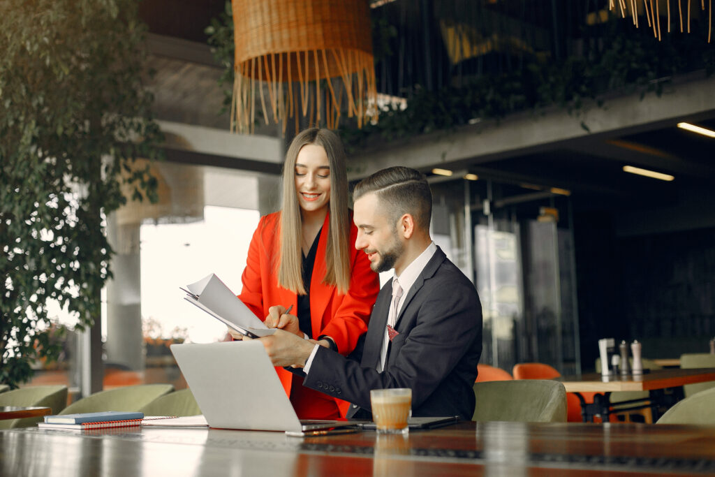 partners sitting table working cafe - „Wspieramy każdego w odkrywaniu i rozwijaniu swojego potencjału, by żyć pełnią życia”